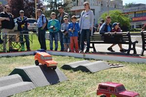 V rámci doprovodného programu Beskyd Model Kit Show si návštěvníci mohli vyzkoušet ovládání RC modelů aut.
FOTO: DAVID MACHÁČEK