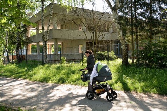 Budova někdejších jeslí na ulici Francouzské je aktuálně očesána na betonový skelet. Do podzimu by se měla proměnit v nové Komunitní centrum, pro které mohou Kopřivničané navrhovat vhodný název.
FOTO: DAVID MACHÁČEK