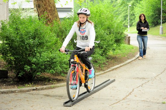 Jízda ve “žlabu” byla pro žáky v dovednostním slalomu asi nejtěžším prvkem, skvěle si s ním však poradila ZŠ Alšova a v obou kategoriích zvítězila.
FOTO: KRISTINA ČABLOVÁ