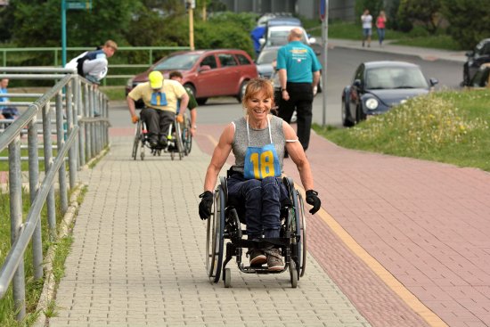 Závod mechanických vozíčků na letošních sportovních hrách zdravotně postižených vyhrála slovenská paraolympionička Anna Oroszová, která už dlouhá léta patří zároveň k nejvzdálenějším účastníkům tradiční kopřivnické akce.
FOTO: D. MACHÁČEK