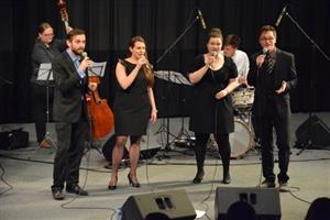 Kopřivnický muzikant Martin Galia představil zdejšímu publiku své kolegy z FourWayClose vydařeným koncertem v kinosále. 
FOTO: D. MACHÁČEK