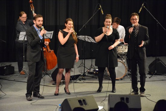 Kopřivnický muzikant Martin Galia představil zdejšímu publiku své kolegy z FourWayClose vydařeným koncertem v kinosále. 
FOTO: D. MACHÁČEK