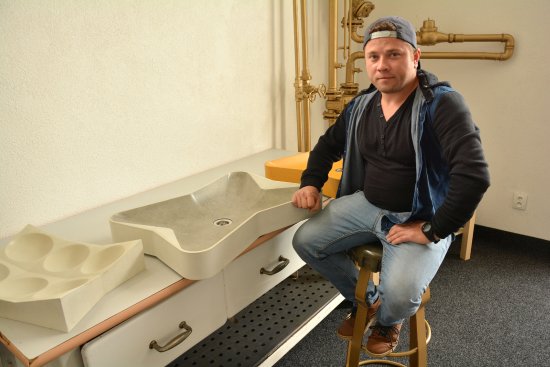 V bývalé prodejně potravin na ulici Horní vyrábí Denis Szabó se svými kolegy designové výrobky z betonu.
FOTO: DAVID MACHÁČEK