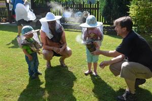 Na Včelnici na Husově ulici se děti mohly seznámit, jak se pracuje s živými včelami, ale také vyrobit si svíčku nebo nazdobit perníčky.
FOTO: DANA HOĎÁKOVÁ