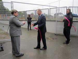 Starosta města Miroslav Kopečný a ředitel ZŠ 17. listopadu Jiří Stoško těsně po přestřižení pásky u vstupu na nově zrekonstruované školní hřiště.
FOTO: JAROSLAVA BUZKOVÁ