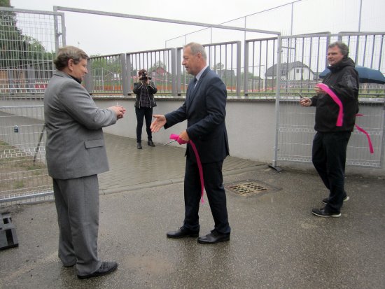 Starosta města Miroslav Kopečný a ředitel ZŠ 17. listopadu Jiří Stoško těsně po přestřižení pásky u vstupu na nově zrekonstruované školní hřiště.
FOTO: JAROSLAVA BUZKOVÁ