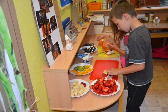 Děti si s radostí tvořily zdravé a přitom lákavé svačinky z připravených surovin.
FOTO: DANA HOĎÁKOVÁ