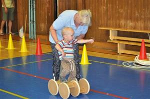 Do tělocvičny na zimním stadionu v Kopřivnici si v pondělí přišlo v rámci Týdne rodiny zacvičit několik dětí s rodiči.
FOTO: KRISTINA ČABLOVÁ