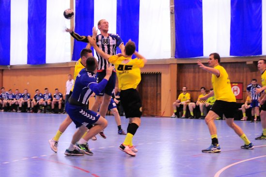 Dalibor Mynář (č. 88) se na kopřivnickém vítězství a umístění na sedmé příčce podílel v domácím utkání deseti brankami.
FOTO: KRISTINA ČABLOVÁ