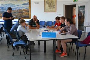 Žáci druhého stupně kopřivnických základních škol u tematických stolů diskutovali nad problémy, které vnímají a měly by se podle nich řešit.
FOTO: DANA HOĎÁKOVÁ