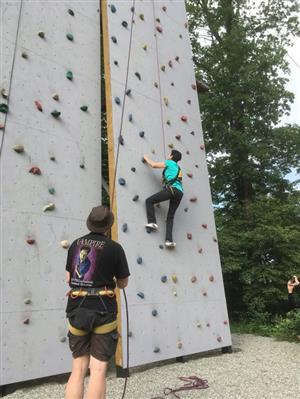 Někteří senioři využili nabídky a zdolali horolezeckou stěnu na Vanaivanu.
FOTO: PAVLA ZRUNKOVÁ