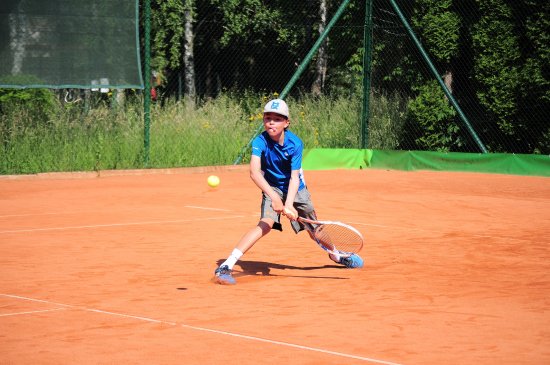 Družstvo mladšího žactva TC Kopřivnice si o víkendu na domácích kurtech připsalo již čtvrté vítězství v letošní soutěži družstev.
FOTO: KRISTINA ČABLOVÁ
