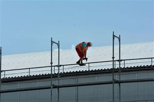 V minulém týdnu byla dokončena pokládka nové střešní krytiny na budově zimního stadionu. Rekonstrukce za téměř patnáct milionů korun bude ukončena dřív, než bylo původně v plánu.
FOTO: DAVID MACHÁČEK