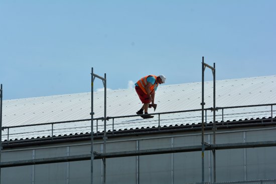 V minulém týdnu byla dokončena pokládka nové střešní krytiny na budově zimního stadionu. Rekonstrukce za téměř patnáct milionů korun bude ukončena dřív, než bylo původně v plánu.
FOTO: DAVID MACHÁČEK