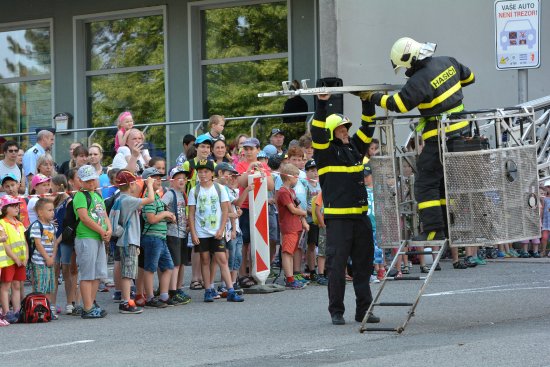 Součástí dynamických ukázek práce složek integrovaného záchranného systému byla i záchrana osob z výškové budovy. Program byl součástí celodenních oslav Mezinárodního dne dětí.
FOTO: DAVID MACHÁČEK