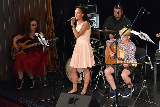 Na Koncertě pro naše město se představila mimo jiné i rocková kapela ZUŠ Zdeňka Buriana.
FOTO: DAVID MACHÁČEK
