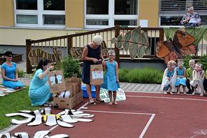 V pátek 8. června byl pro předškoláky v Mateřské škole Jeřabinka velký den. Před prázdninami byli pasováni na školáky - cestovatele.
FOTO: DANA HOĎÁKOVÁ
