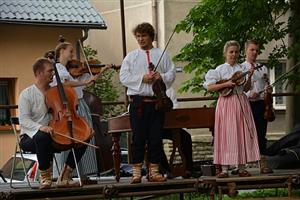 Letní odpoledne pro Kopřivnici na zahradě Katolického domu zpestřila minulou neděli tradičně cimbálová muzika Pramínky.
FOTO: DAVID MACHÁČEK
