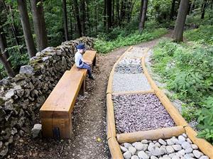 V rámci revitalizace Sluneční stezky na Bílou horu vznikl několik desítek metrů pod vrcholem také hmatový chodník z různých druhů kamene.
FOTO: DAVID MACHÁČEK
