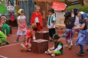 Padesátiny své Mateřské školy Jeřabinka oslavily tamní děti třeba i nastudováním muzikálové Karkulky.
FOTO: DAVID MACHÁČEK