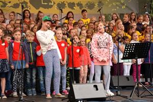 Děti z kopřivnických základních škol se minulý pátek do oslav Evropského svátku hudby zapojily aktivně. Vyvrcholením dopoledního programu před kulturním domem bylo vystoupení sboru Kopřivka.
FOTO: DAVID MACHÁČEK