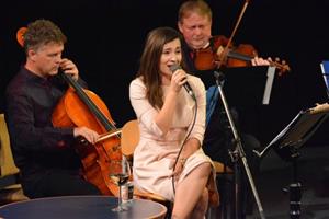 Zpěvačka Lucie Rybnikářová nabídla kopřivnickému publiku v minulém týdnu zdařilý recitál  z písní Hany Hegerové.
FOTO: DAVID MACHÁČEK