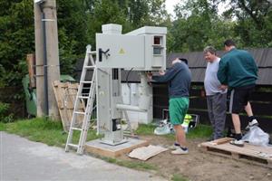 V posledním červnovém týdnu byl na ulici Záhumenní instalován nový radar, který snímá rychlost projíždějících vozidel v obou směrech. Až do konce července bude ve zkušebním provozu.
FOTO: DANA HOĎÁKOVÁ