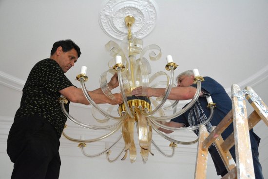 Pavel Kopřiva a Tomáš Sieber ze Střední uměleckoprůmyslové školy sklářské při instalaci jednoho z restaurovaných lustrů v interiéru Ringhofferovy vily.
FOTO: DAVID MACHÁČEK