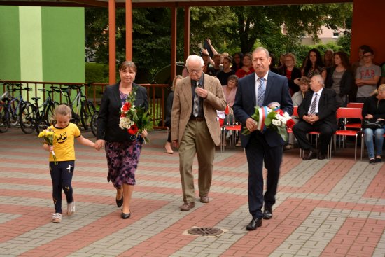 V rámci tradičního pietního aktu v den výročí popravy Milady Horákové byly položeny květiny u pamětní desky na základní škole nesoucí její jméno.
FOTO: DAVID MACHÁČEK