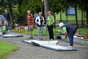 Zahrát si minigolf nebo se jen pobavit přišla poslední červnové úterý čtyřicítka seniorů.
FOTO: DANA HOĎÁKOVÁ