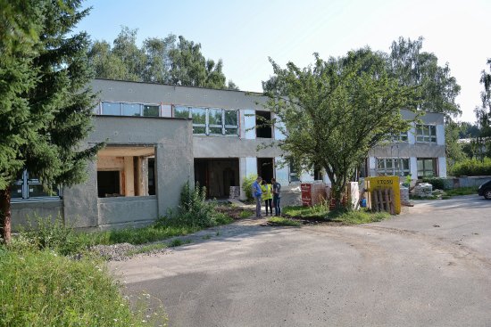 Přestavba někdejších jeslí na ulici Francouzské na multifunkční komunitní centrum má zhruba čtyři týdny zpoždění oproti původnímu plánu.
FOTO: DAVID MACHÁČEK
