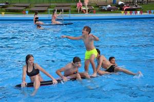 V minulém týdnu pokračoval seriál prázdninových aktivit Někdo ven? akcí Super den u vody na zdejším městském koupališti. Novinkou, kterou si její návštěvníci vyzkoušeli, byl paddleboarding.
FOTO: DAVID MACHÁČEK