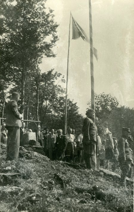 Sedmého srpna 1938 byl pod vrcholem Červeného kamene postaven základní kámen nikdy nevztyčené Masarykovy rozhledny. Příští týden v úterý bude kámen na stejném místě po osmdesáti letech odhalen znovu.  
FOTO: ARCHIV MUZEA FOJTSTVÍ