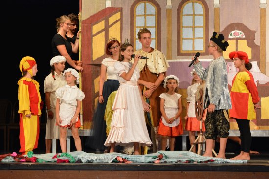 Úvod představení připraveného účastníky tábora Malované písničky patřil muzikálové Šípkové Růžence.
FOTO: DAVID MACHÁČEK