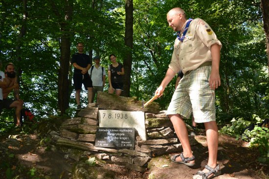 Účastníci znovuodhalení základního kamene rozhledny na něj stejně jako před 80 lety poklepali kladívkem z depozitáře muzea.
