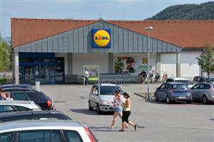 Společnost Lidl připravuje modernizaci své kopřivnické prodejny. V úvahu připadá i demolice stávající budovy a její nahrazení novým typem.    
FOTO: DAVID MACHÁČEK