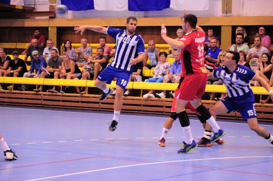 Proti maďarskému celku podali kopřivničtí házenkáři na domácím turnaji velmi kvalitní výkon a nakonec s ním remizovali 27:27.
FOTO: KRISTINA ČABLOVÁ