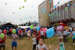 Hlavní část sobotních oslav 70. výročí povýšení Kopřivnice na město zahájilo vypuštění balonků se symbolickými přáními městu. Do vzduchu se jich vzneslo na dva tisíce.
FOTO: DAVID MACHÁČEK
