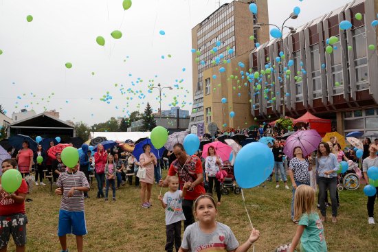 Hlavní část sobotních oslav 70. výročí povýšení Kopřivnice na město zahájilo vypuštění balonků se symbolickými přáními městu. Do vzduchu se jich vzneslo na dva tisíce.
FOTO: DAVID MACHÁČEK