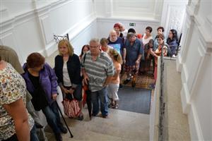 Lidé stojí ve frontě, aby si jako jedni z prvních prohlédli interiéry zrekonstruované Ringhofferovy vily.
FOTO: DAVID MACHÁČEK