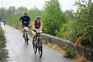 Na cyklistickou část triatlonu vyrážejí Barbora Svobodová (třetí mezi ženami na krátké trati) a Petr Šimůnek z SK Kopřivnice (třetí mezi muži).
FOTO: KRISTINA ČABLOVÁ