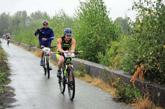 Na cyklistickou část triatlonu vyrážejí Barbora Svobodová (třetí mezi ženami na krátké trati) a Petr Šimůnek z SK Kopřivnice (třetí mezi muži).
FOTO: KRISTINA ČABLOVÁ