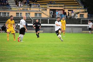 Po střele Petra Okřesíka (hráč odkopávající míč) se dvakrát fryčovický brankář zapotil, jednou míč dokonce skončil na břevnu.
FOTO: KRISTINA ČABLOVÁ