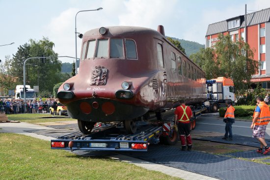Na speciálním návěsu, určeném pro převoz kolejových vozidel, opustila Slovenská strela posledního srpna své místo před muzeem. Do Kopřivnice by se měla vrátit za dva roky už po vlastní ose.
FOTO: DAVID MACHÁČEK