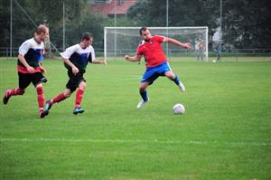 Michal Světlík (vpravo) byl jediným střelcem fotbalistů FC Vlčovice-Mniší, kteří doma podlehli 1:3 Jeseníku nad Odrou.
FOTO: KRISTINA ČABLOVÁ