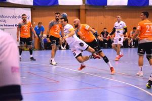 Především v prvních minutách utkání podali domácí házenkáři proti favorizovanému soupeři z Plzně vyrovnaný výkon. Nakonec ale podlehli o devět branek.    
FOTO: DAVID MACHÁČEK
