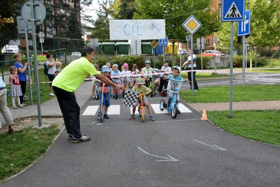 Závody na koloběžkách absolvovaly děti po třech, přičemž organizátoři dbali na to, aby byly stejného věku.
FOTO: DANA HOĎÁKOVÁ