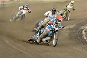 Mezinárodní závod družstev v rámci Poháru přátelství uzavřel letošní kalendář plochodrážních závodů na zdejším letním stadionu. Vítězství vybojovali jezdci z Maďarska. 
FOTO: DAVID MACHÁČEK