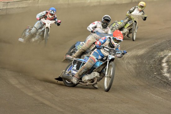 Mezinárodní závod družstev v rámci Poháru přátelství uzavřel letošní kalendář plochodrážních závodů na zdejším letním stadionu. Vítězství vybojovali jezdci z Maďarska. 
FOTO: DAVID MACHÁČEK