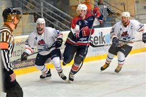 V prvních dvou třetinách derby s Novým Jičínem nasázeli kopřivničtí hokejisté svým soupeřům po dvou gólech. Novojičínští se ve třetí části zmohli jen na jednu branku.  
FOTO: D. MACHÁČEK